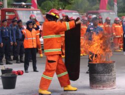 HUT ke-99, Damkar kota Bengkulu gelar simulasi kebakaran